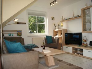 Möbel, Eigentum, Couch, Tabelle, Bilderrahmen, Interior Design, Beleuchtung, Holz, Wohnzimmer, Fenster