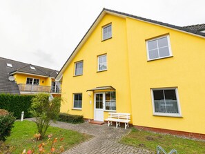Plant, Sky, Building, Window, House, Land Lot, Grass, Neighbourhood, Cottage