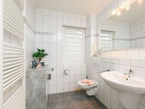 Tap, Plumbing Fixture, Mirror, Sink, Property, Bathroom, Bathroom Sink, Building, Interior Design, Flooring