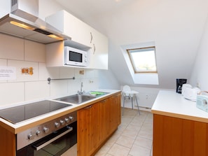 Cabinetry, Spüle, Sinken, Countertop, Zapfhahn, Holz, Armatur, Schublade, Küche, Interior Design
