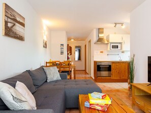 Bilderrahmen, Möbel, Eigentum, Tabelle, Couch, Komfort, Azurblau, Pflanze, Wohnzimmer, Holz