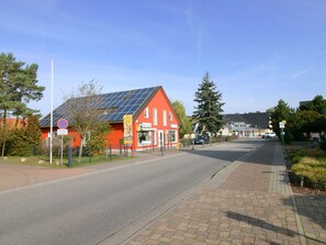 Möbel, Tabelle, Himmel, Stuhl, Holz, Interior Design, Baum, Fussboden, Schatten, Gebäude