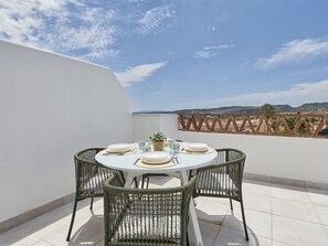 Möbel, Tabelle, Himmel, Stuhl, Holz, Interior Design, Baum, Fussboden, Schatten, Gebäude