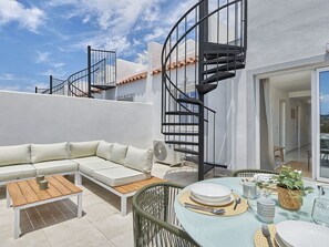 Meubles, Table, Ciel, Chaise, Bois, Design Intérieur, Arbre, Sol, Ombre, Bâtiment