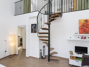 Möbel, Tabelle, Himmel, Stuhl, Holz, Interior Design, Baum, Fussboden, Schatten, Gebäude