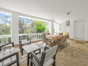 Meubles, Table, Ciel, Chaise, Bois, Design Intérieur, Arbre, Sol, Ombre, Bâtiment