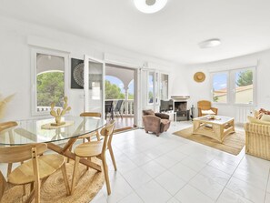 Meubles, Table, Ciel, Chaise, Bois, Design Intérieur, Arbre, Sol, Ombre, Bâtiment