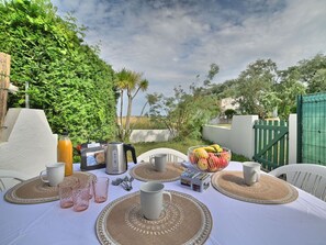 Meubles, Table, Ciel, Chaise, Bois, Design Intérieur, Arbre, Sol, Ombre, Bâtiment