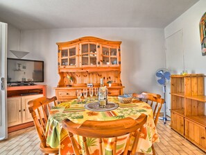 Meubles, Table, Ciel, Chaise, Bois, Design Intérieur, Arbre, Sol, Ombre, Bâtiment