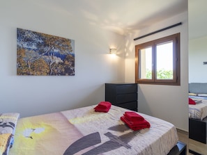 Meubles, Table, Ciel, Chaise, Bois, Design Intérieur, Arbre, Sol, Ombre, Bâtiment