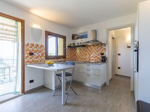 Meubles, Table, Ciel, Chaise, Bois, Design Intérieur, Arbre, Sol, Ombre, Bâtiment