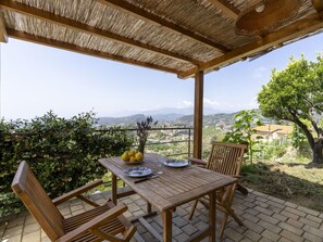 Meubles, Table, Ciel, Chaise, Bois, Design Intérieur, Arbre, Sol, Ombre, Bâtiment