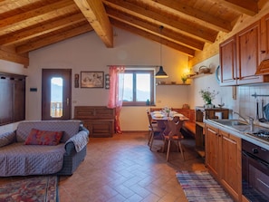 Möbel, Tabelle, Himmel, Stuhl, Holz, Interior Design, Baum, Fussboden, Schatten, Gebäude