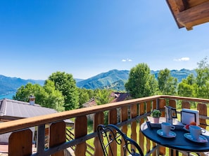 Möbel, Tabelle, Himmel, Stuhl, Holz, Interior Design, Baum, Fussboden, Schatten, Gebäude