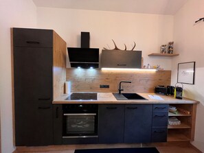 Cabinetry, Gebäude, Countertop, Küche, Holz, Schublade, Interior Design, Flooring, Herd, Fussboden