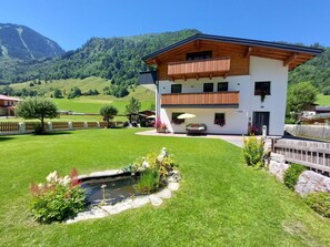 Pflanze, Himmel, Gebäude, Baum, Berg, Fenster, Grundstueck, Natürliche Landschaft, Haus, Hütte