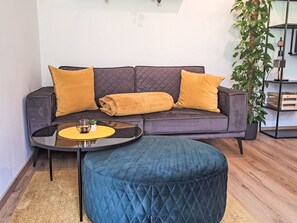 Möbel, Couch, Interior Design, Textil, Wohnzimmer, Fussboden, Flooring, Kissen, Dekokissen, Zuhause