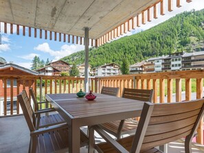 Tabelle, Möbel, Stuhl, Holz, Pflanze, Gartenmöbel, Tisch Im Freien, Interior Design, Schatten, Gebäude