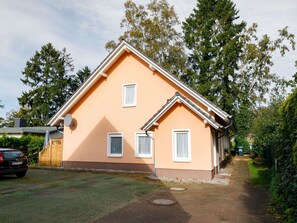 Gebäude, Pflanze, Himmel, Fenster, Baum, Haus, Wolke, Tür, Grundstueck, Holz