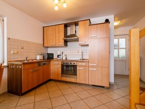 Countertop, Cabinetry, Küche, Holz, Küchengerät, Herd, Beleuchtung, Interior Design, Flooring, Fussboden