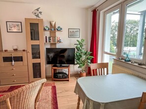 Table, Picture Frame, Plant, Furniture, Property, Window, Wood, Houseplant, Interior Design, Living Room