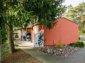 Pflanze, Eigentum, Gebäude, Strassenbelag, Baum, Grundstueck, Fenster, Schatten, Haus, Asphalt