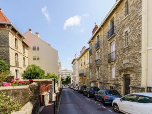 Bâtiment, Plante, Voiture, Roue, Ciel, Propriété, Fenêtre, Véhicule, Nuage