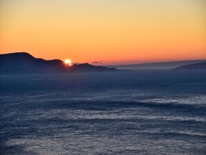 Water, Sky, Water Resources, Atmosphere, Highland, Afterglow, Coastal And Oceanic Landforms, Sunlight, Cloud, Atmospheric Phenomenon