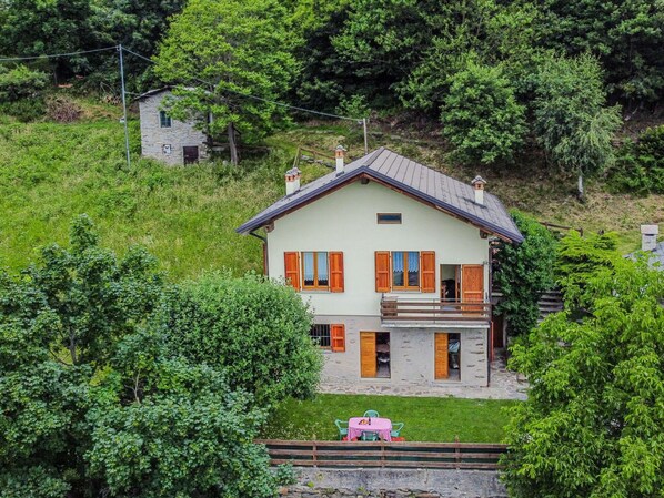 Pflanze, Fenster, Eigentum, Gebäude, Natur, Baum, Haus, Vegetation, Grundstueck, Natürliche Landschaft
