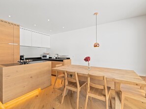 Möbel, Tabelle, Cabinetry, Holz, Beleuchtung, Interior Design, Flooring, Fussboden, Countertop, Küche