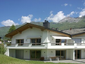 Wolke, Himmel, Gebäude, Pflanze, Fenster, Eigentum, Haus, Berg, Baum, Wohngebiet
