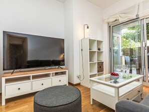 Möbel, Eigentum, Fenster, Pflanze, Holz, Interior Design, Wohnzimmer, Fussboden, Regale, Flooring
