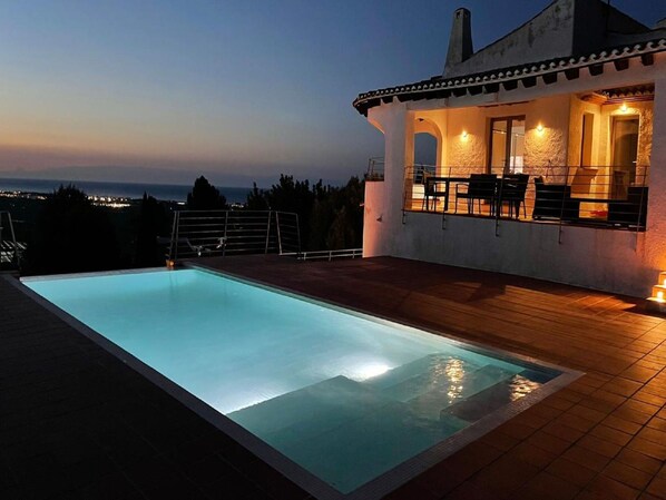Agua, Mesa, Cielo, Nube, Mueble, Planta, Propiedad, Silla, Azur, Mesa Al Aire Libre