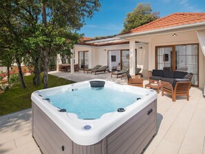 L'Eau, Table, Bâtiment, Propriété, Meubles, Fenêtre, Piscine, Plante, Bleu Azur, Ciel