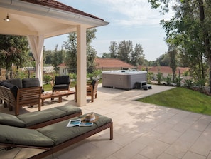 Pflanze, Himmel, Wolke, Schatten, Baum, Interior Design, Gartenmöbel, Die Architektur, Holz, Studio Couch