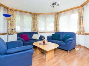 Couch, Möbel, Eigentum, Tabelle, Blau, Lila, Azurblau, Holz, Beleuchtung, Interior Design