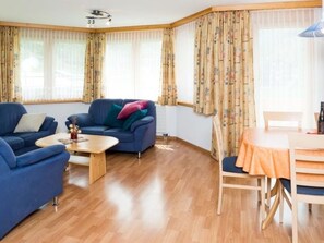 Tabelle, Möbel, Couch, Azurblau, Komfort, Gebäude, Holz, Interior Design, Vorhang, Fussboden