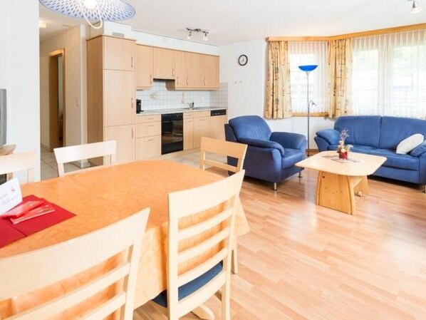 Tabelle, Möbel, Eigentum, Couch, Gebäude, Cabinetry, Holz, Interior Design, Stuhl, Orange