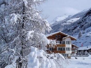 Schnee, Gebäude, Himmel, Berg, Fenster, Pflanze, Haus, Steigung, Baum, Terrain