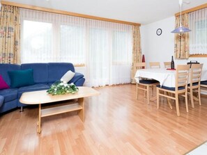 Möbel, Eigentum, Couch, Tabelle, Azurblau, Interior Design, Holz, Komfort, Vorhang, Schatten