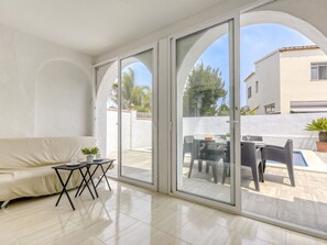 Eigentum, Pflanze, Möbel, Fenster, Gebäude, Interior Design, Tabelle, Schatten, Holz, Stuhl