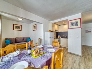 Tabelle, Eigentum, Möbel, Bilderrahmen, Geschirr, Cabinetry, Gebäude, Stuhl, Couch, Interior Design