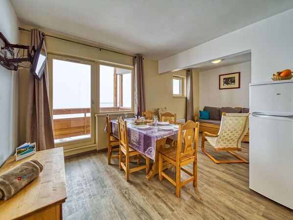 Tabelle, Möbel, Eigentum, Gebäude, Fenster, Stuhl, Holz, Beleuchtung, Vorhang, Interior Design