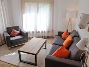 Mueble, Mesa, Sofá, Comodidad, Cortina, Madera, Textil, Arquitectura, Sala, Diseño De Interiores