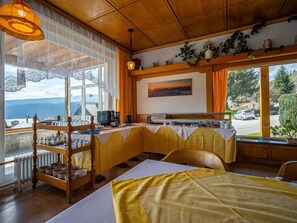 Property, Table, Plant, Window, Interior Design, Lighting, Shade, Comfort, Wood, Living Room