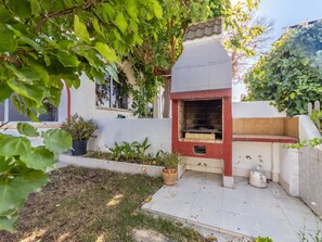 Plant, Building, Botany, Land Lot, Shade, Cottage, Wall, Grass, Real Estate, Rural Area