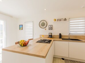 Spüle, Eigentum, Cabinetry, Fenster, Sinken, Countertop, Gebäude, Interior Design, Essen, Holz