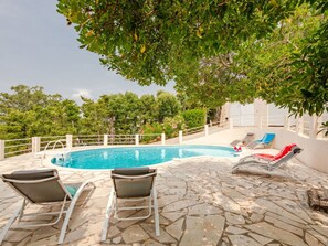 L'Eau, Ciel, Piscine, Bâtiment, Chaise, Plante, Mobilier De Jardin, Ombre, Arbre, Sol