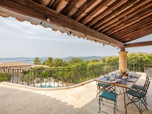 Ciel, Propriété, Table, Bleu Azur, Nuage, Ombre, Arbre, Chaise, Mobilier De Jardin, Architecture