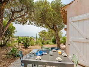 Plante, Table, Meubles, Bâtiment, Arbre, Chaise, Ciel, Mobilier De Jardin, Bois, Herbe